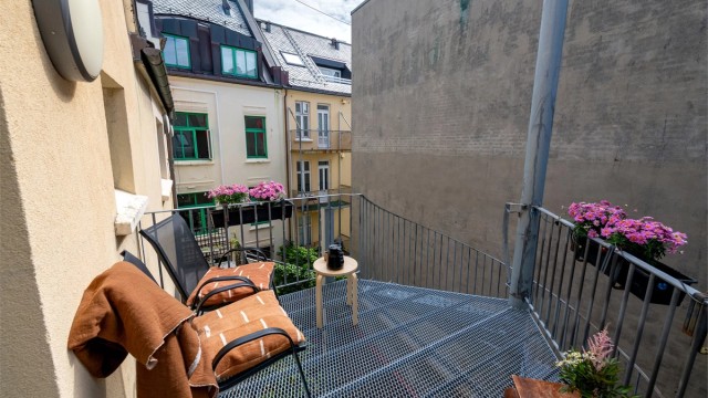 Uteplassen vender inn mot et rolig gårdsrom.