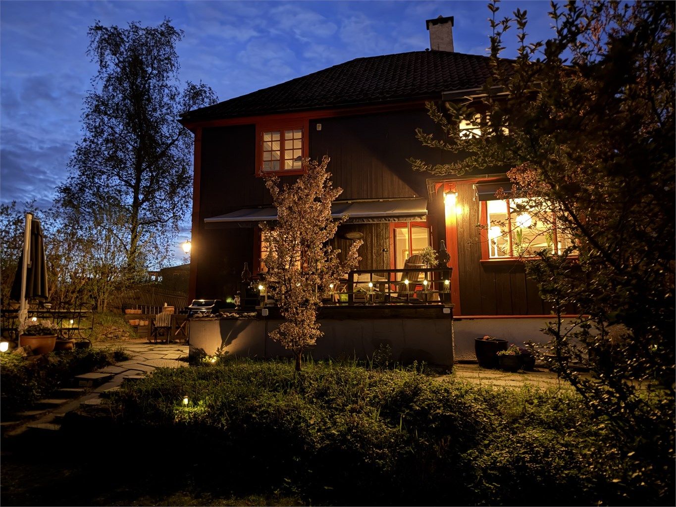 Hagen er pent opparbeidet, og har en flott atmosfære når mørket senker seg. Selgers foto