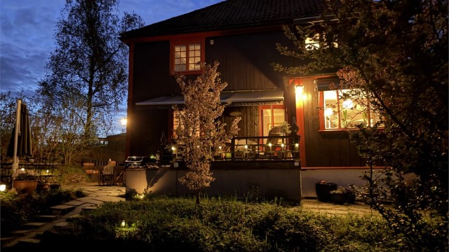 Hagen er pent opparbeidet, og har en flott atmosfære når mørket senker seg. Selgers foto