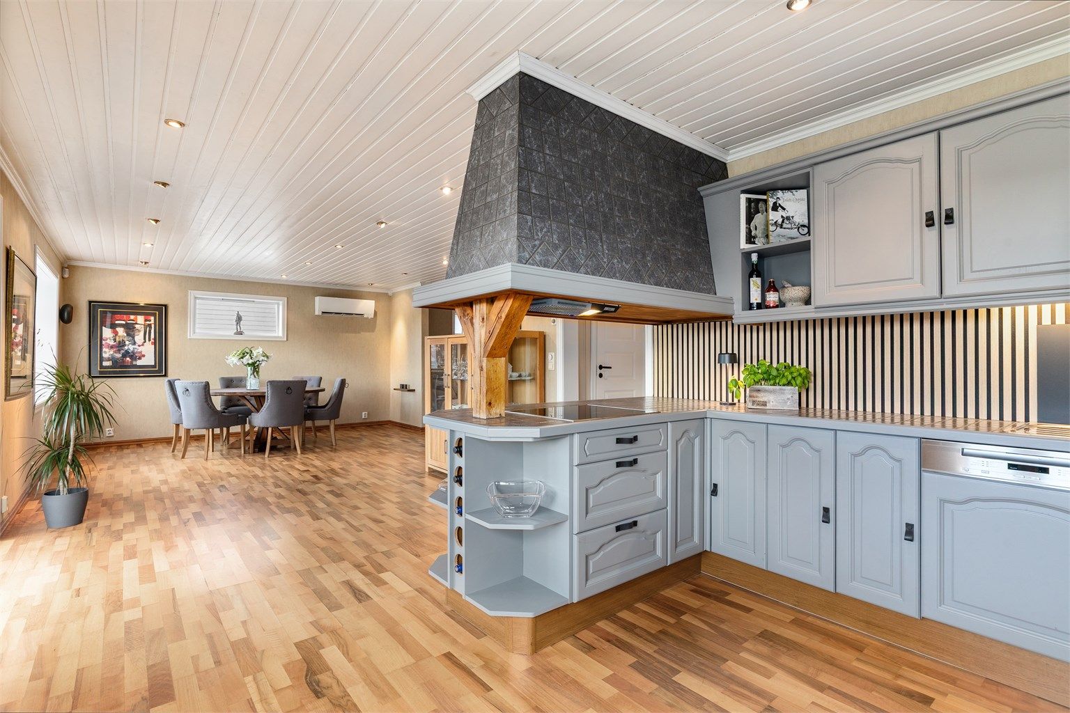 Fra kjøkken mot spisestue 