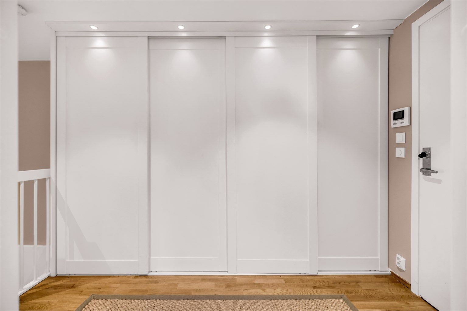 Skyvedørsgarderobe som bidrar til et ryddig og funksjonelt inngangsparti.