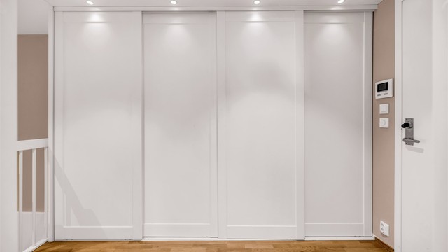 Skyvedørsgarderobe som bidrar til et ryddig og funksjonelt inngangsparti.