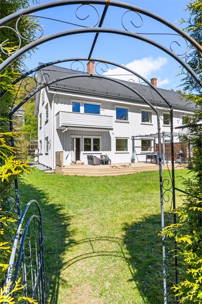 Beliggenheten er tilbaketrukket i et barnevennlig og etablert boligområde, med kort vei til både natur og servicetilbud.