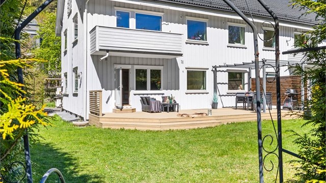 Beliggenheten er tilbaketrukket i et barnevennlig og etablert boligområde, med kort vei til både natur og servicetilbud.