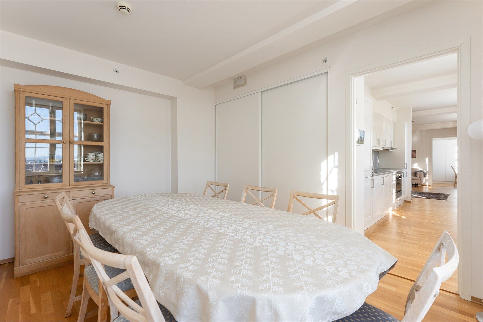 En stor skyvedørsgarderobe gir rikelig med oppbevaringsplass på hovedsoverommet.