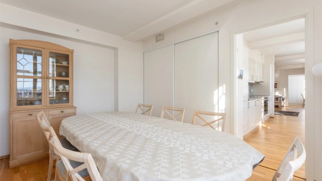 En stor skyvedørsgarderobe gir rikelig med oppbevaringsplass på hovedsoverommet.