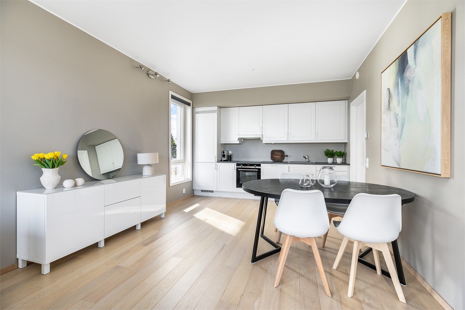 Romløsningen er meget effektiv; stuen og kjøkken sømløst forbundet. 
Vindu også ved kjøkkenet fyller stuen med naturlig lys fra to sider.