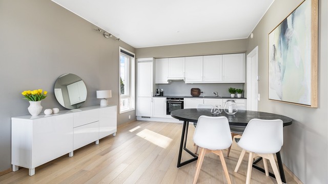 Romløsningen er meget effektiv; stuen og kjøkken sømløst forbundet.
Vindu også ved kjøkkenet fyller stuen med naturlig lys fra to sider.