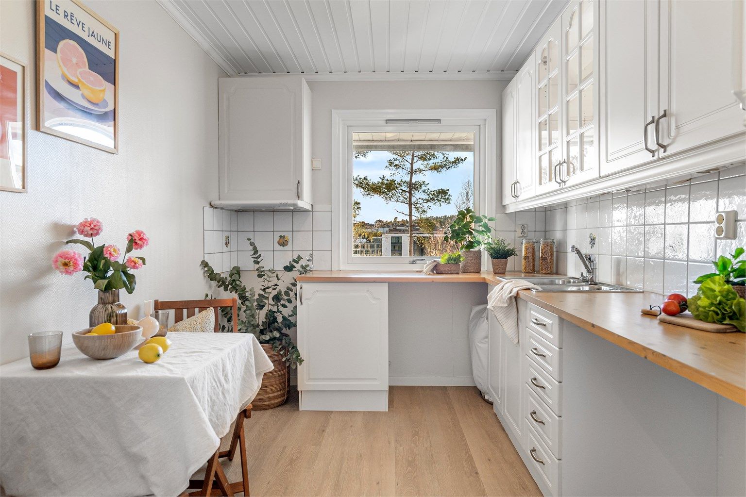 - Romslig kjøkken med god oppbevaringsplass i skuffer og skap -