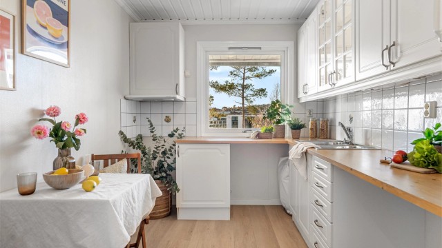 - Romslig kjøkken med god oppbevaringsplass i skuffer og skap -