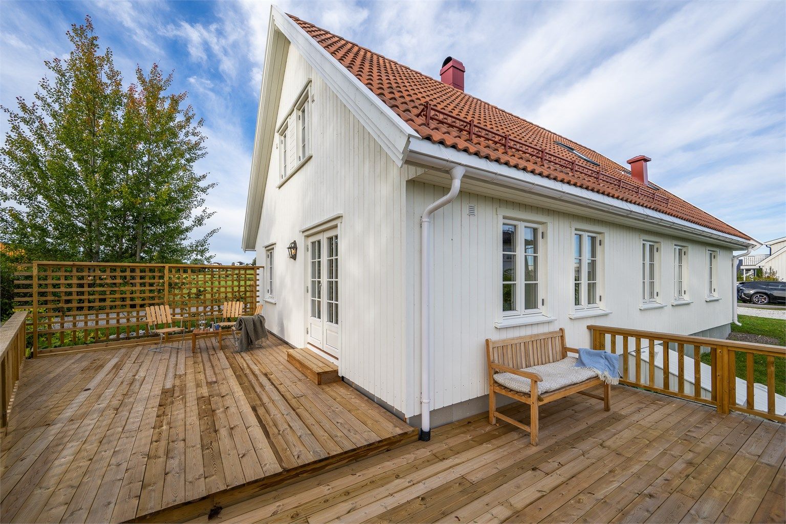 Den romslige terrassen ligger fint til og med dør ut fra stuen og byr på gode muligheter for å nyte fine sommerdager, hyggelige måltider og lange kvelder utendørs. 