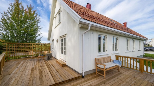 Den romslige terrassen ligger fint til og med dør ut fra stuen og byr på gode muligheter for å nyte fine sommerdager, hyggelige måltider og lange kvelder utendørs.