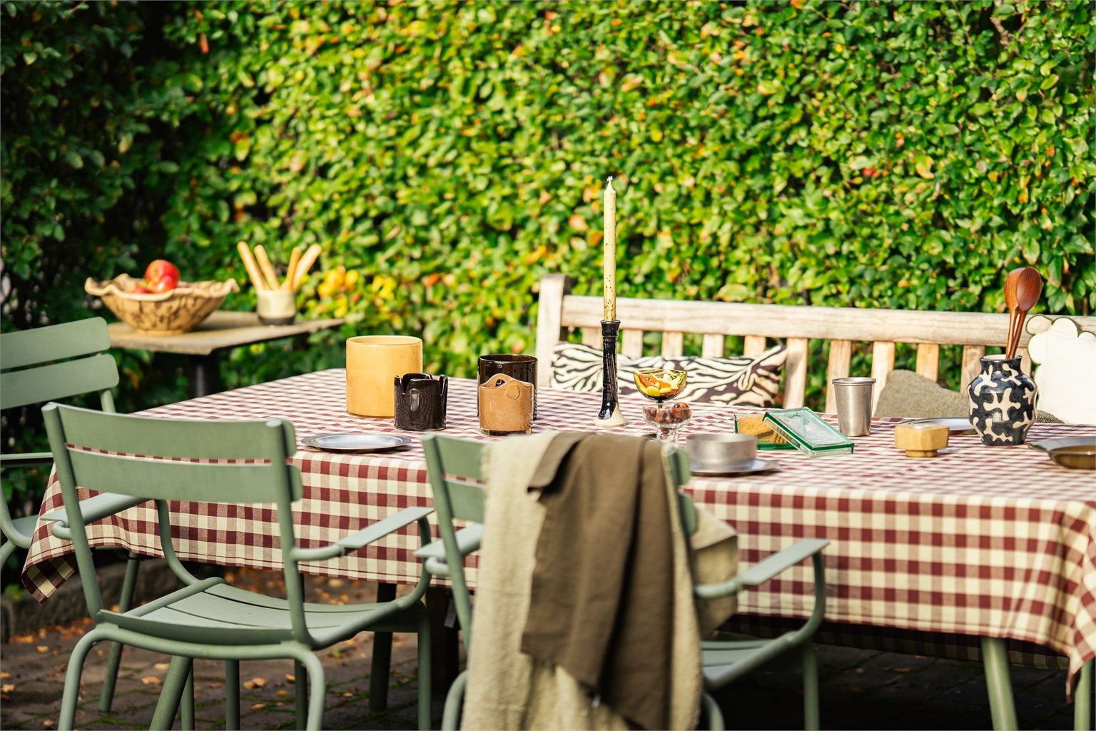 En skjermet uteplass som inviterer til lange sommerkvelder. 