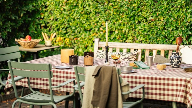 En skjermet uteplass som inviterer til lange sommerkvelder.