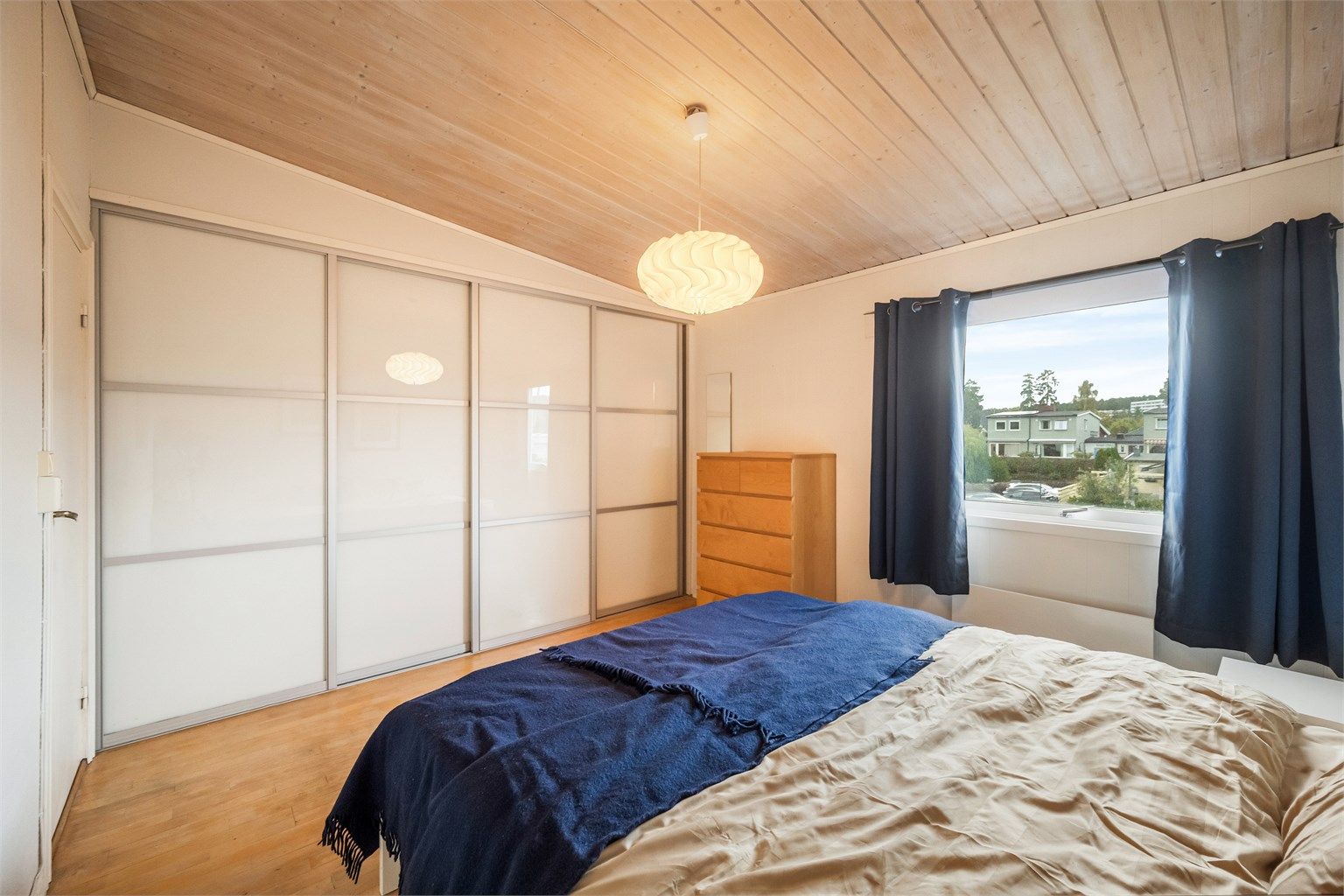 Stor skyvedørsgarderobe med speilfronter og frostede fronter.