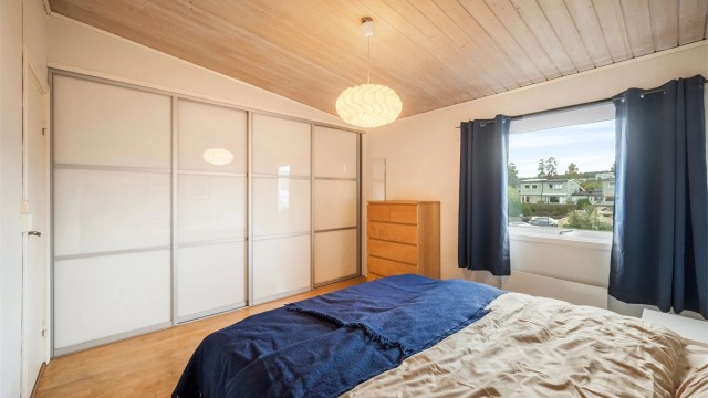 Stor skyvedørsgarderobe med speilfronter og frostede fronter.