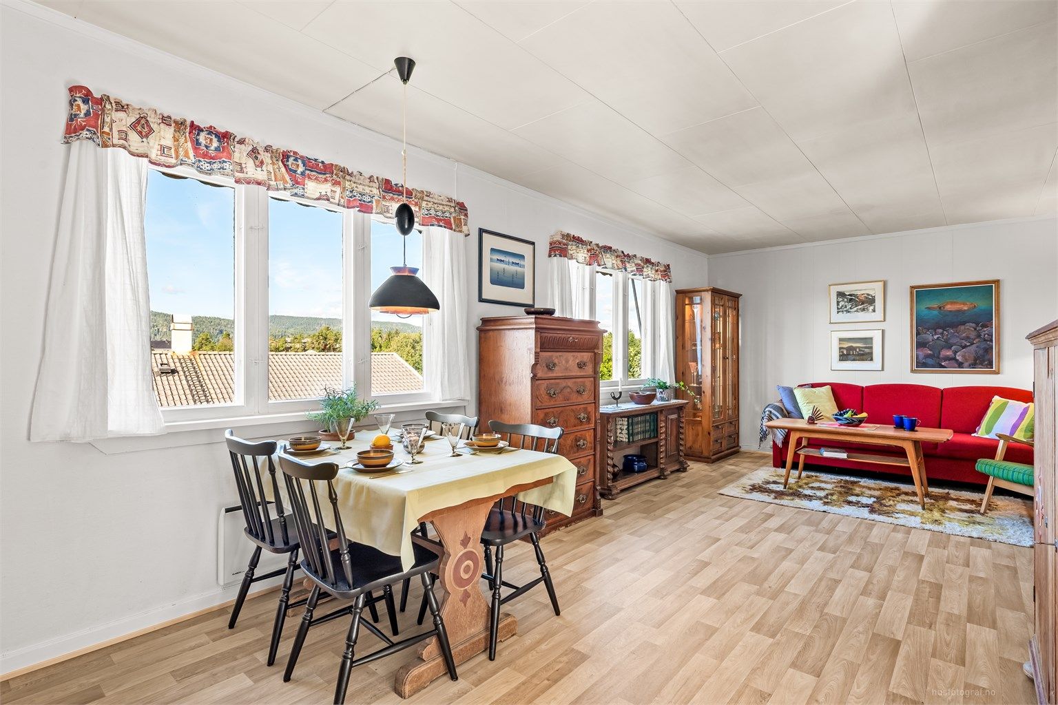 Store vindusflater i stuen, som gir godt med lysinnslipp.