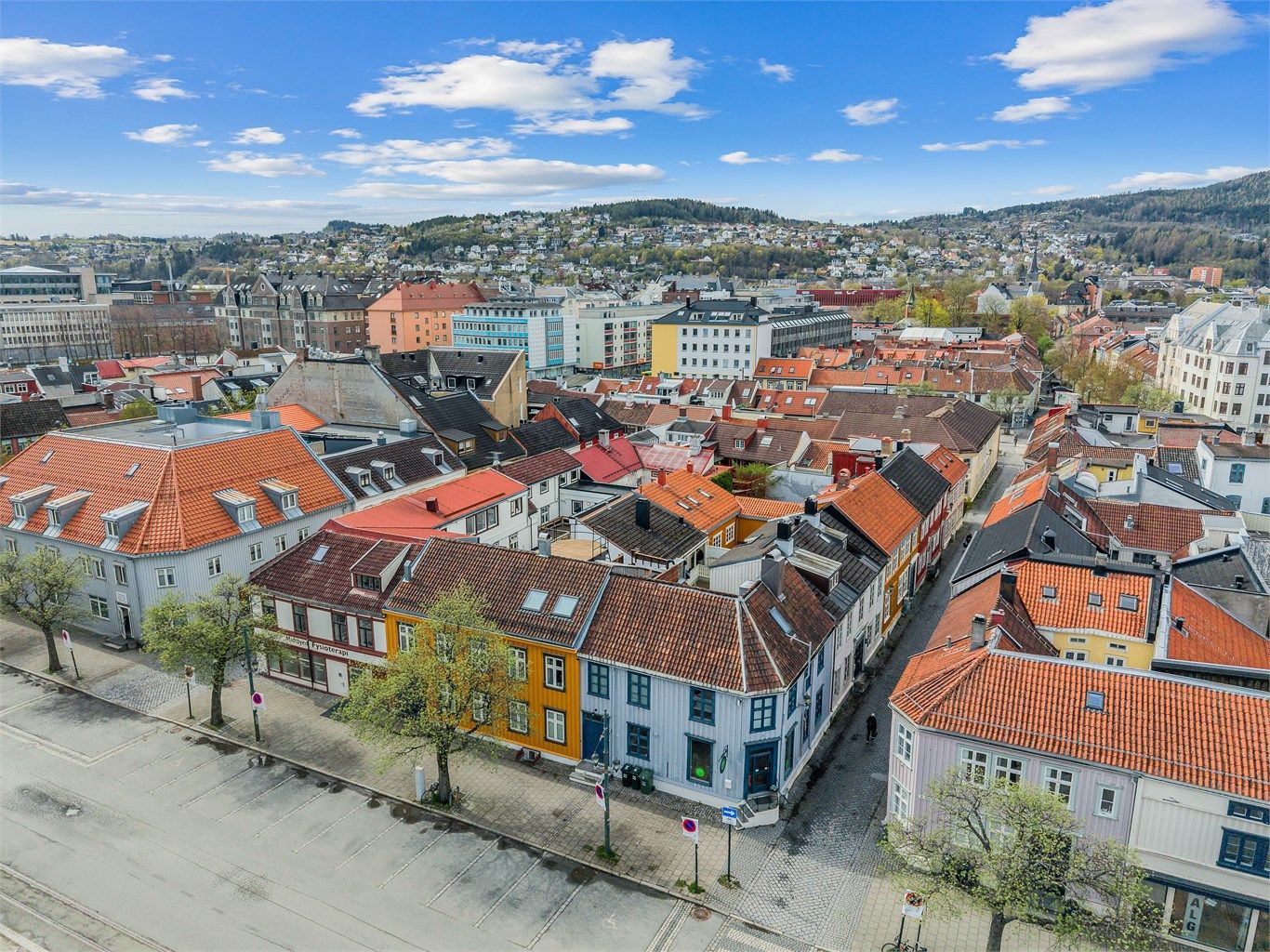 Ta en spasertur langs Nidelva via Hjertepromenaden, eller besøk populære områder som Bakklandet, Marinen og Nidarosdomen. Ravnkloa og Skansen byr på flotte sjøområder og hyggelige serveringssteder, mens Solsiden frister med restauranter og uteservering.