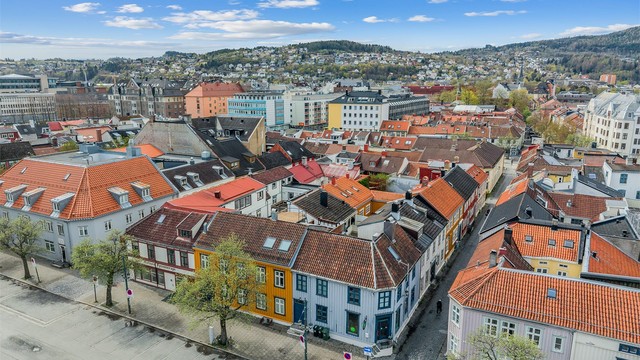 Ta en spasertur langs Nidelva via Hjertepromenaden, eller besøk populære områder som Bakklandet, Marinen og Nidarosdomen. Ravnkloa og Skansen byr på flotte sjøområder og hyggelige serveringssteder, mens Solsiden frister med restauranter og uteservering.