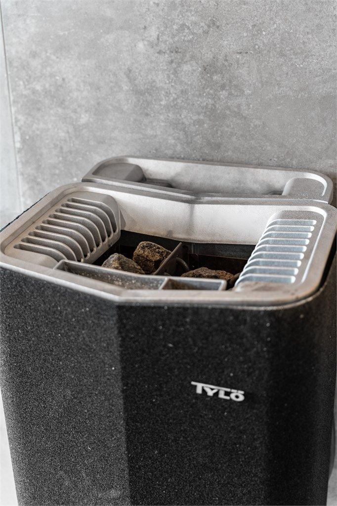 Elektrisk badstueovn fra Tylö med integrert dampfunksjon.