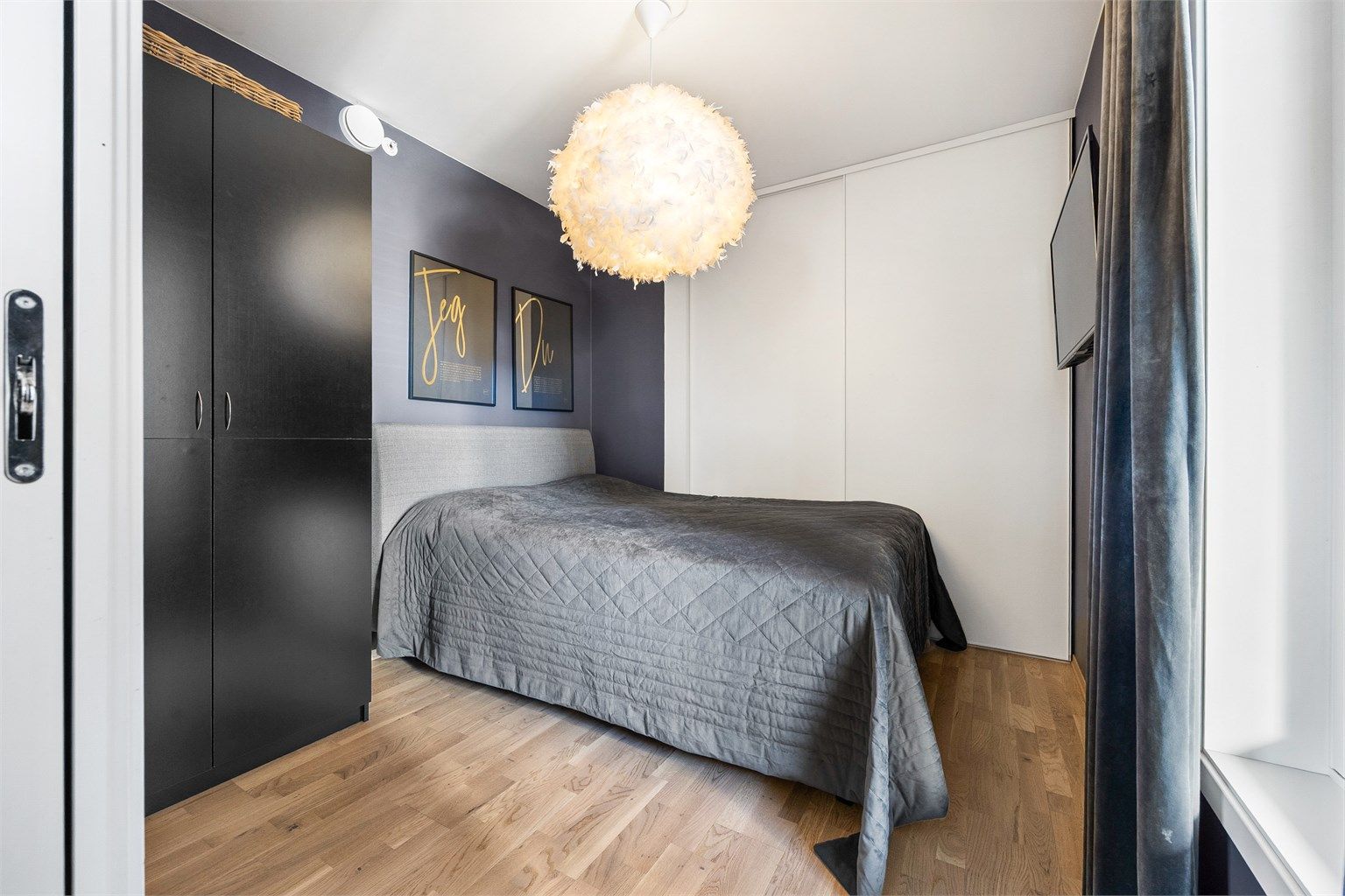 Rommet har parkettgulv og god plass til dobbeltseng.