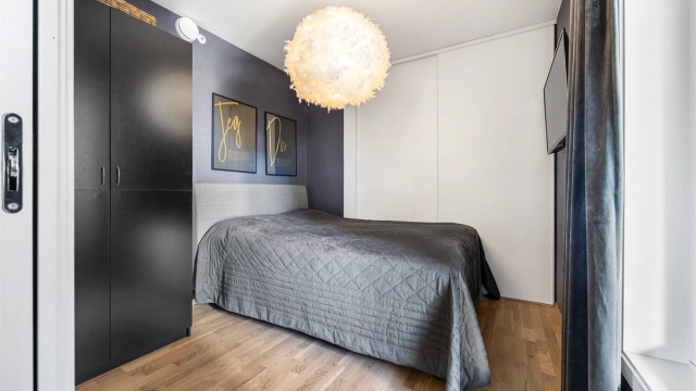 Rommet har parkettgulv og god plass til dobbeltseng.