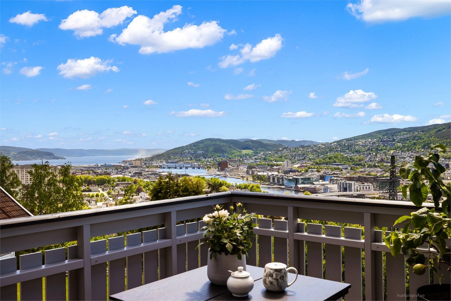 Her bor du med en nydelig vidstrakt utsikt over Drammensfjorden, byen og elven. 
Foto: Haiman Askari