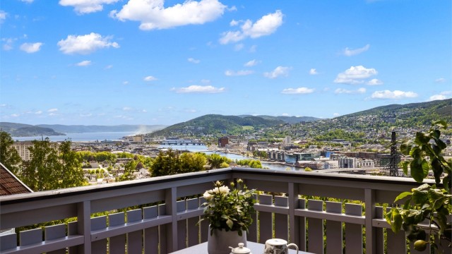 Her bor du med en nydelig vidstrakt utsikt over Drammensfjorden, byen og elven.
Foto: Haiman Askari