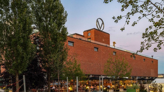 Mange butikker og servicetilbud i nærheten. Her i form av Vinslottet som byr på alt fra gastropub, møbelbutikker til frisør