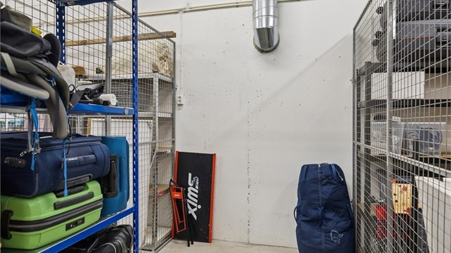 Tilhørende sportsbod på fem kvadratmeter i kjelleren gir god ekstra lagringsplass.