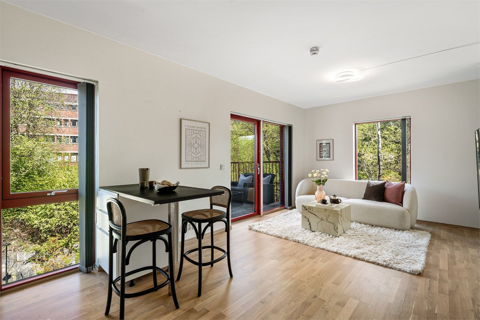 Bygget er oppført i 2021 og leiligheten fremstår ny med ingen TG2 eller TG3. Lys og åpen stue/kjøkken med god planløsning.