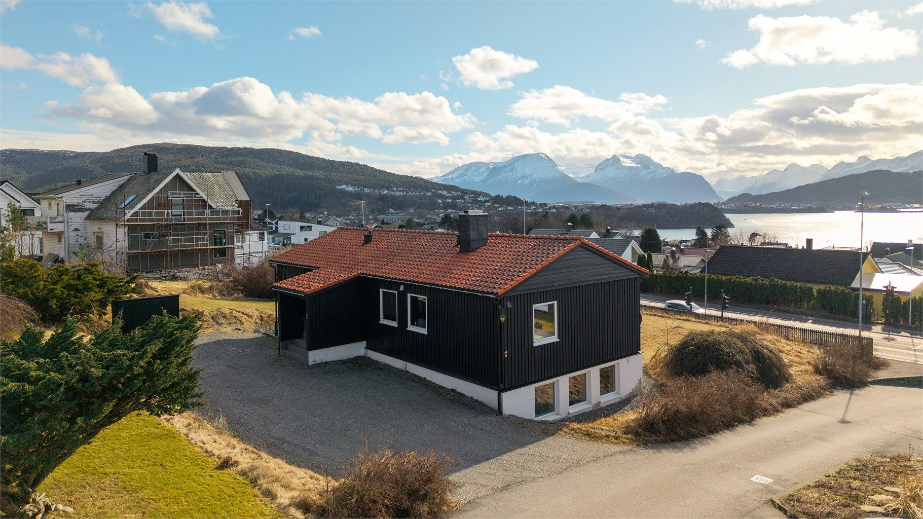 Eiendommen ligger høyt og fritt med flott utsikt, i et attraktivt boligområde på Åse