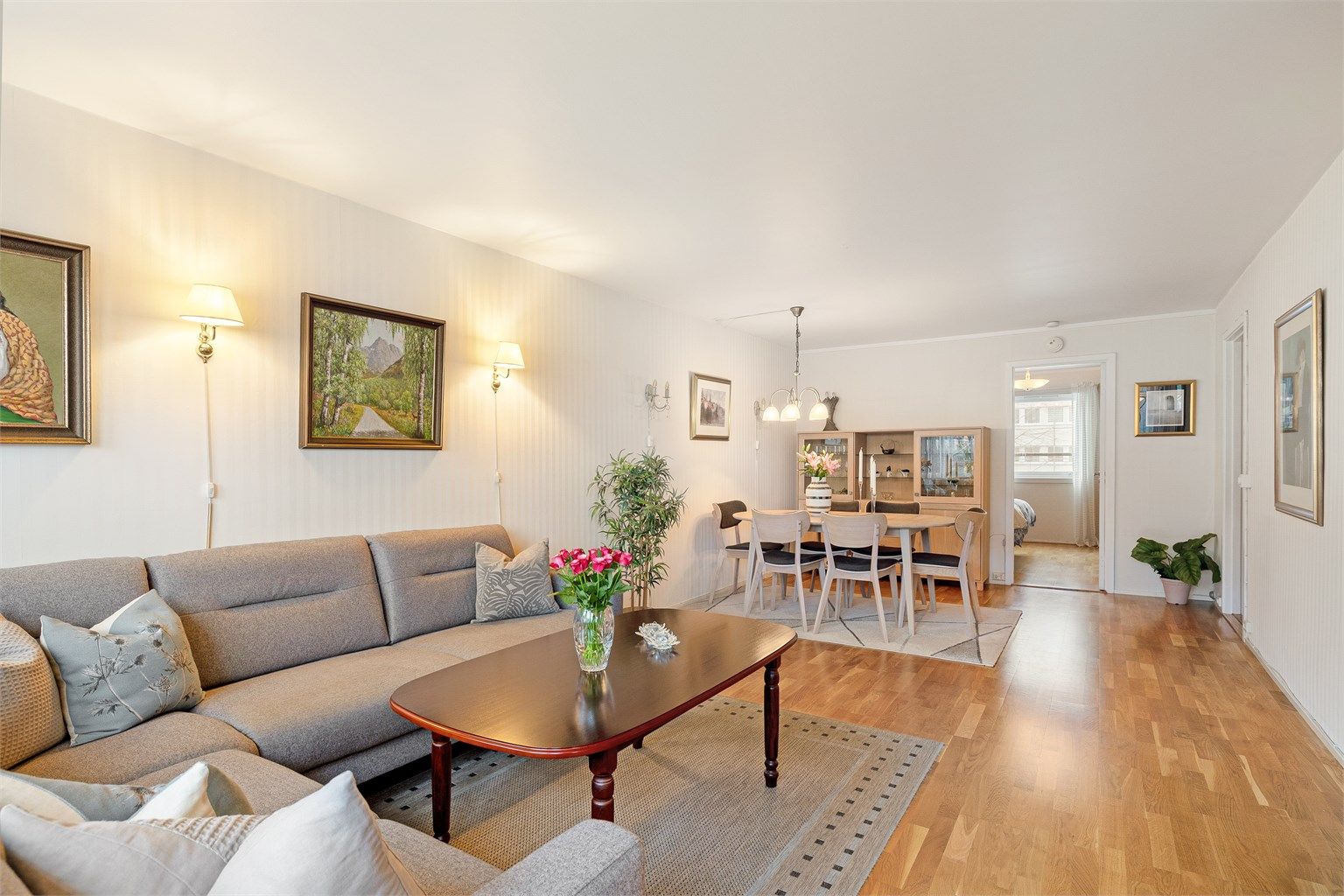 Lys og gjennomgående stue med varmefolie under parketten.