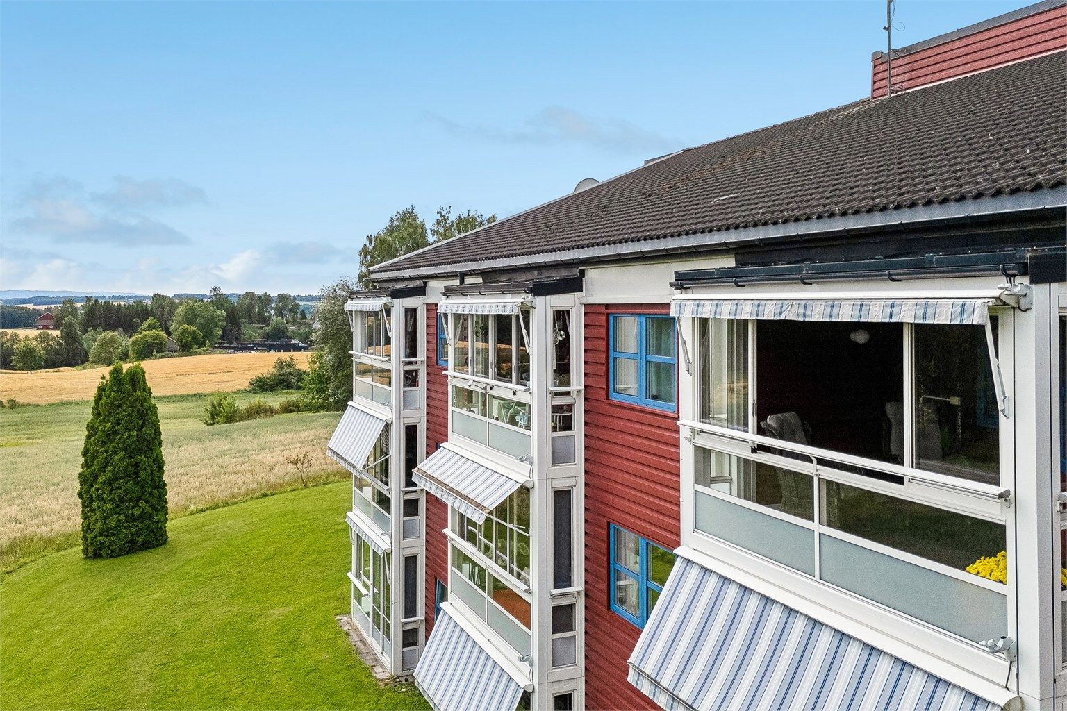 Balkongen har også praktisk markise for solskjerming.