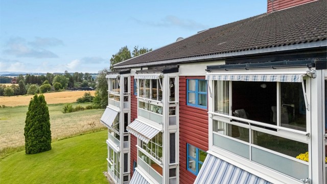 Balkongen har også praktisk markise for solskjerming.