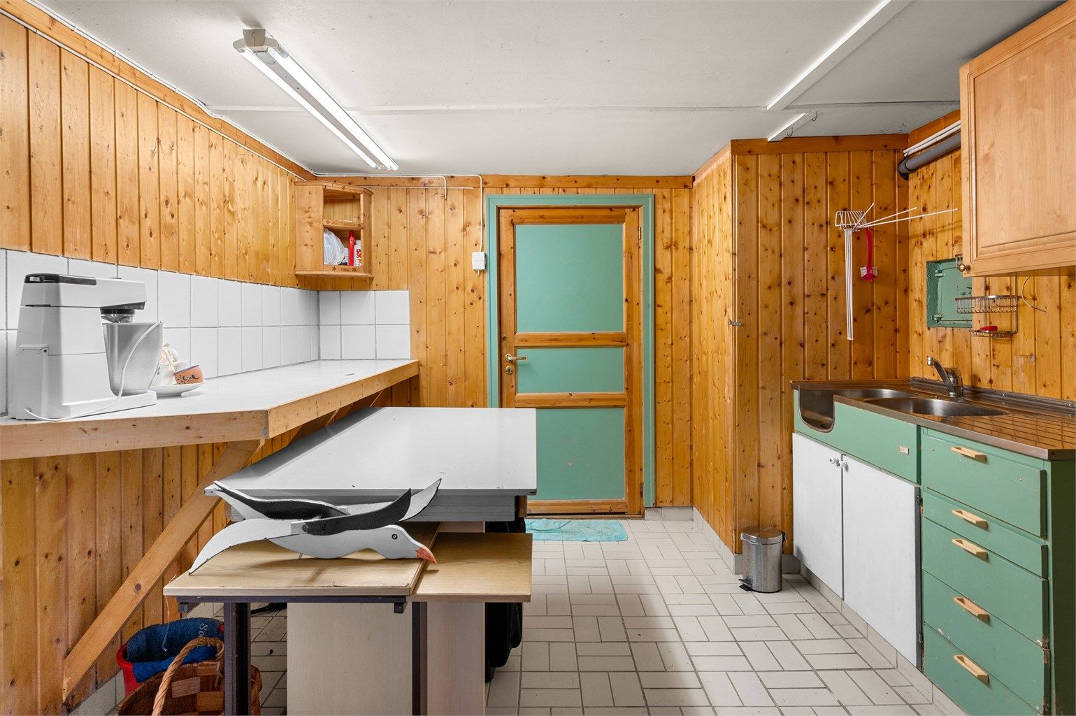 Underetasjen består av rikelig med bodareal. En av bodene er i dag innredet som grovkjøkken. 