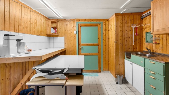 Underetasjen består av rikelig med bodareal. En av bodene er i dag innredet som grovkjøkken.