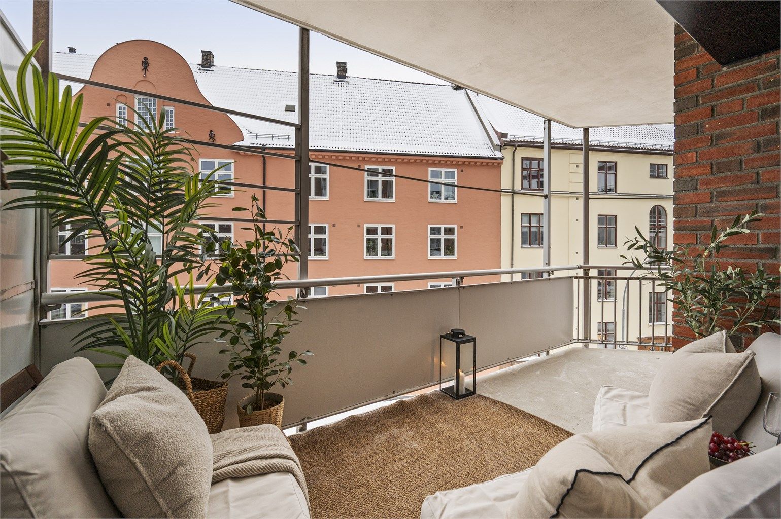 Balkongen vender sør og selger opplyser om sol mellom ca kl 12 og kl 20 på sommerstid.