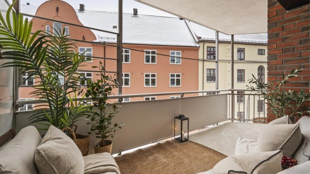 Balkongen vender sør og selger opplyser om sol mellom ca kl 12 og kl 20 på sommerstid.