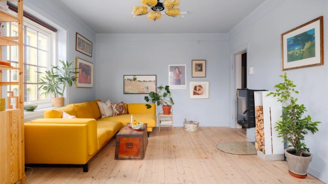 Stuen har gode lysforhold.