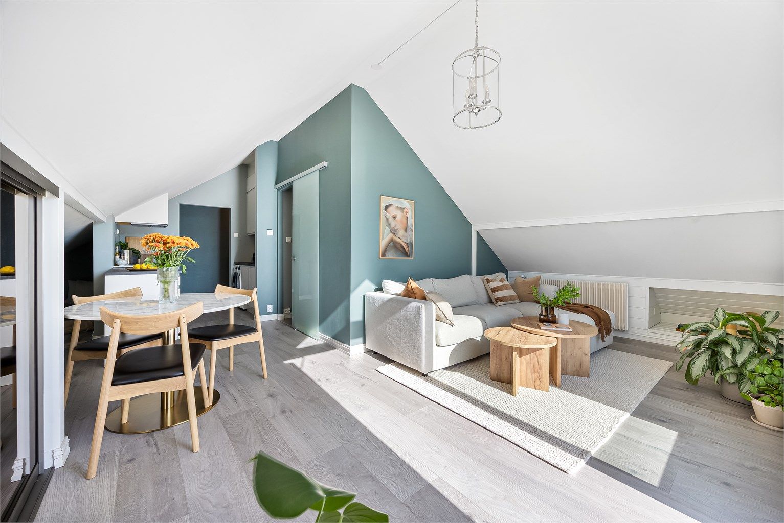 En meget lys, arealeffektiv og delikat loftsleilighet med attraktiv og idyllisk beliggenhet på Røa/Huseby.