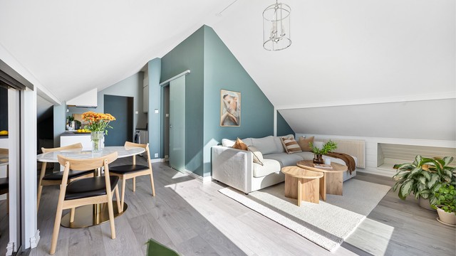 En meget lys, arealeffektiv og delikat loftsleilighet med attraktiv og idyllisk beliggenhet på Røa/Huseby.