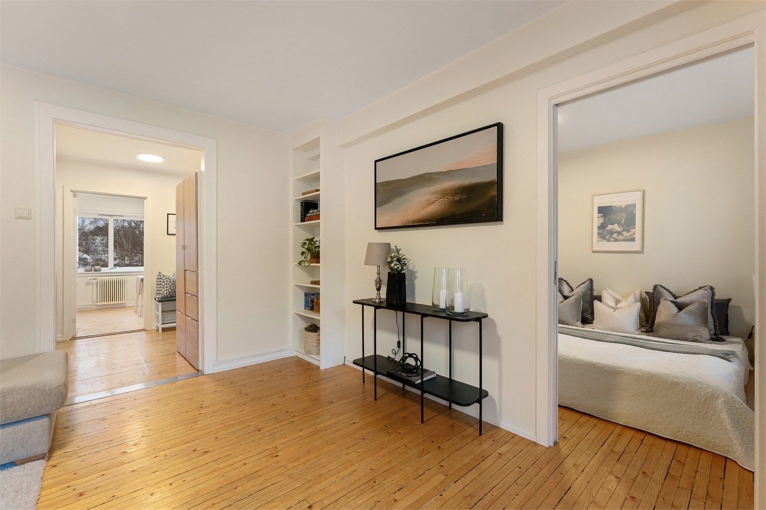 Fra stuen er det åpen tilknytning til entréen, og adkomst til ett av soverommene.