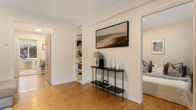 Fra stuen er det åpen tilknytning til entréen, og adkomst til ett av soverommene.