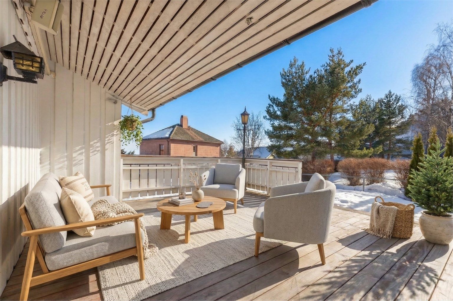 Boligen har en stor terrasse som leder ut til hagen. (Bildet er rendert med AI.)