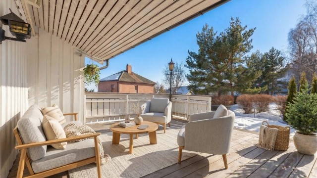 Boligen har en stor terrasse som leder ut til hagen. (Bildet er rendert med AI.)