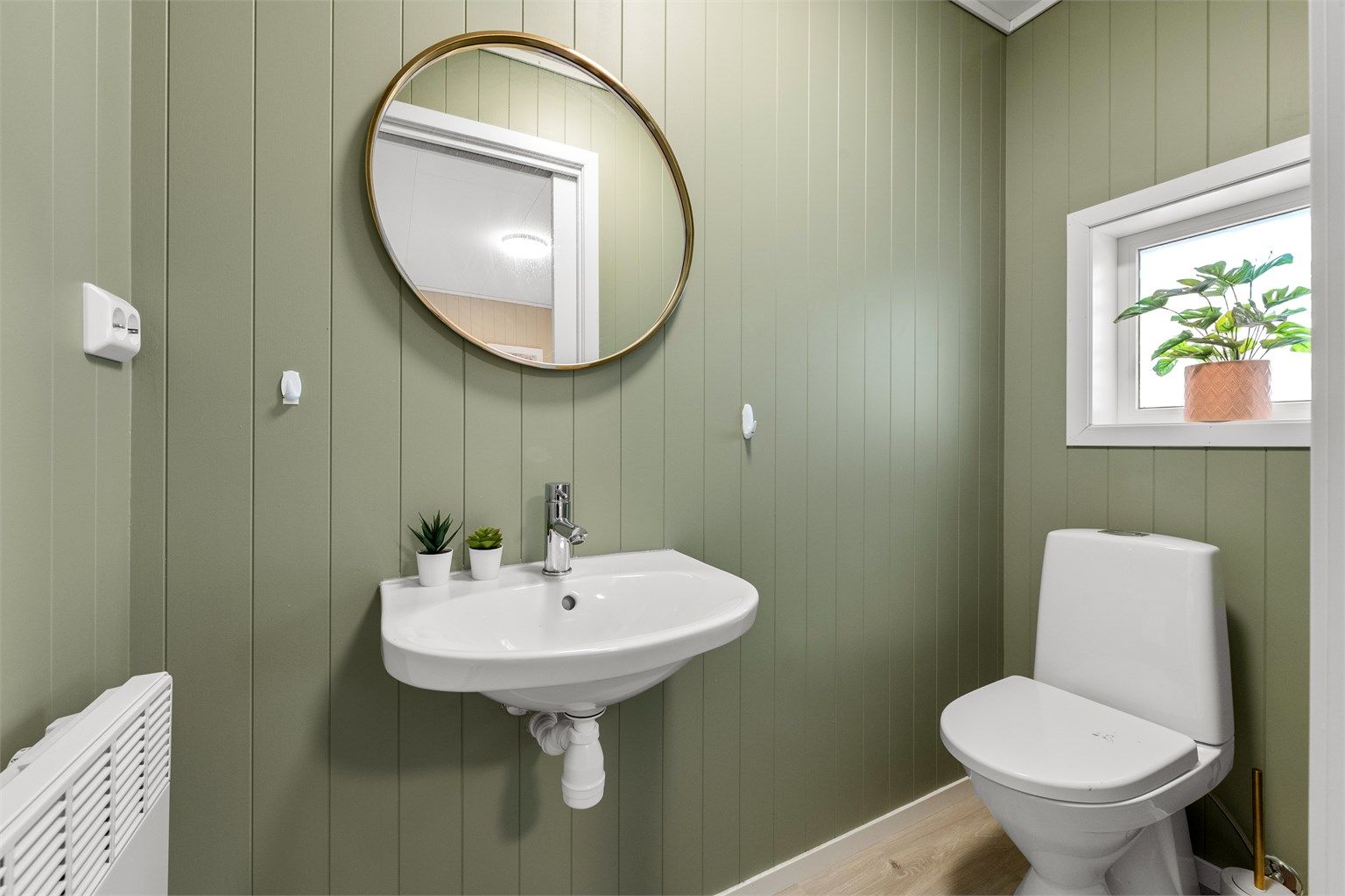 Toalettrommet i andre etasje er innredet med vegghengt servant og gulvstående toalett.