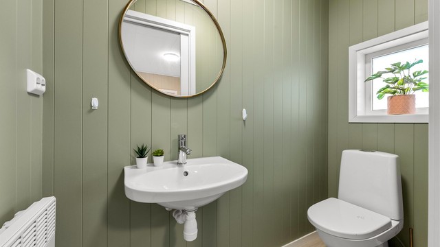 Toalettrommet i andre etasje er innredet med vegghengt servant og gulvstående toalett.