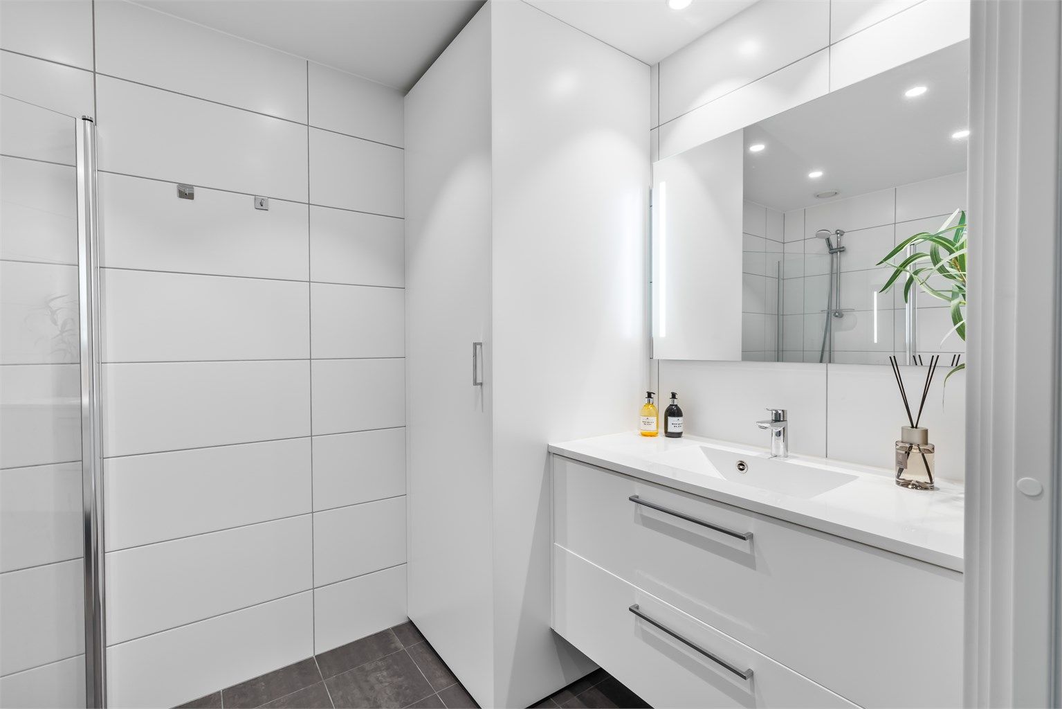 Badet er en prefabrikkert modul fra byggeåret, med flislagt gulv med gulvvarme og opplegg for vaskemaskin.