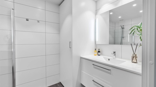 Badet er en prefabrikkert modul fra byggeåret, med flislagt gulv med gulvvarme og opplegg for vaskemaskin.